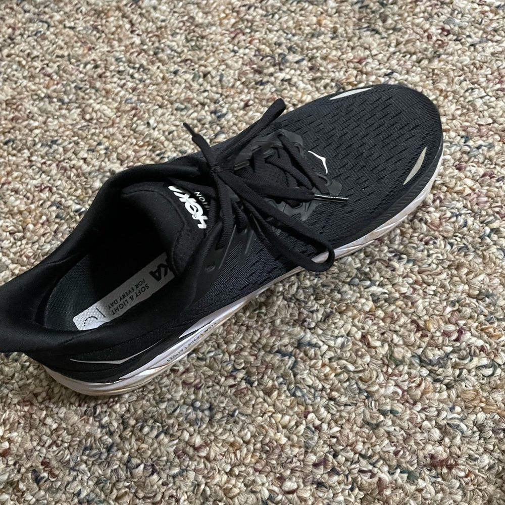 HOKA 8.5 black Clifton 8s